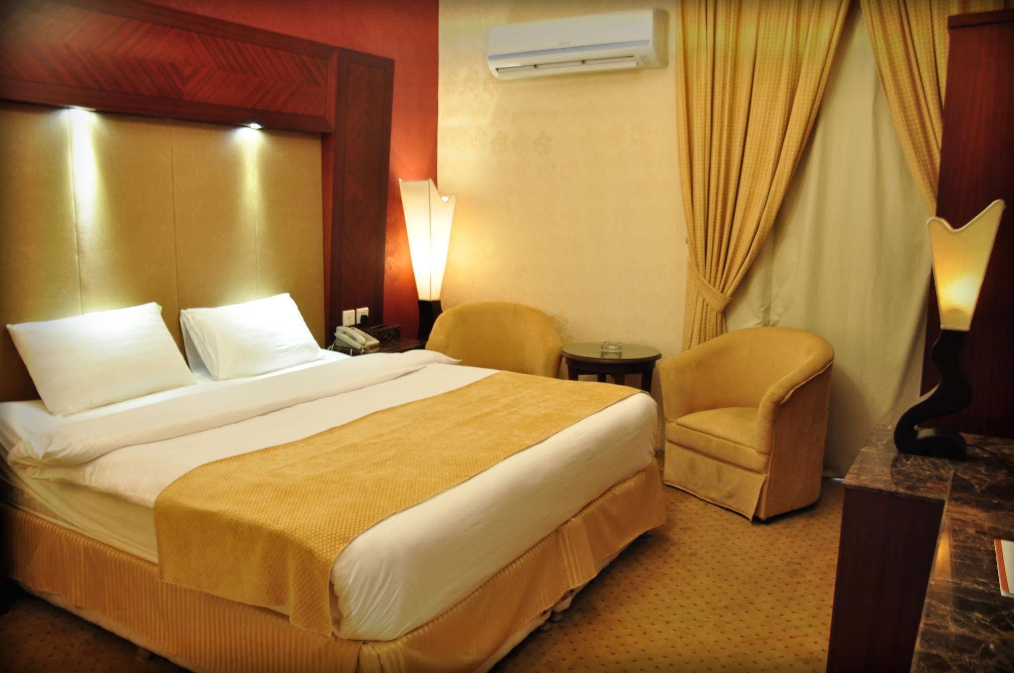 Al Higgi Hotel Yanbu Bagian luar foto